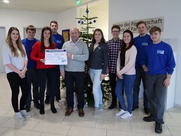 Managing Director Georg Senftl and the trainees of ViscoTec donate 2500 Euro to Sternstunden e.V.