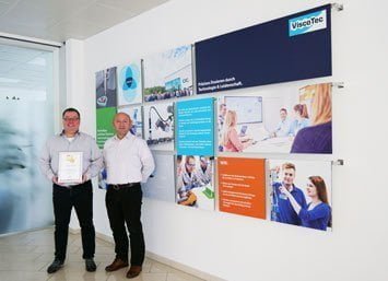 The managing directors Martin Stadler and Georg Senftl with the certificate of the Growth Champions 2019.