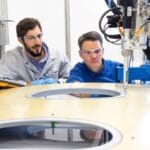 Sealing Dosierversuche im ViscoTec Technikum - Flugzeugfenster